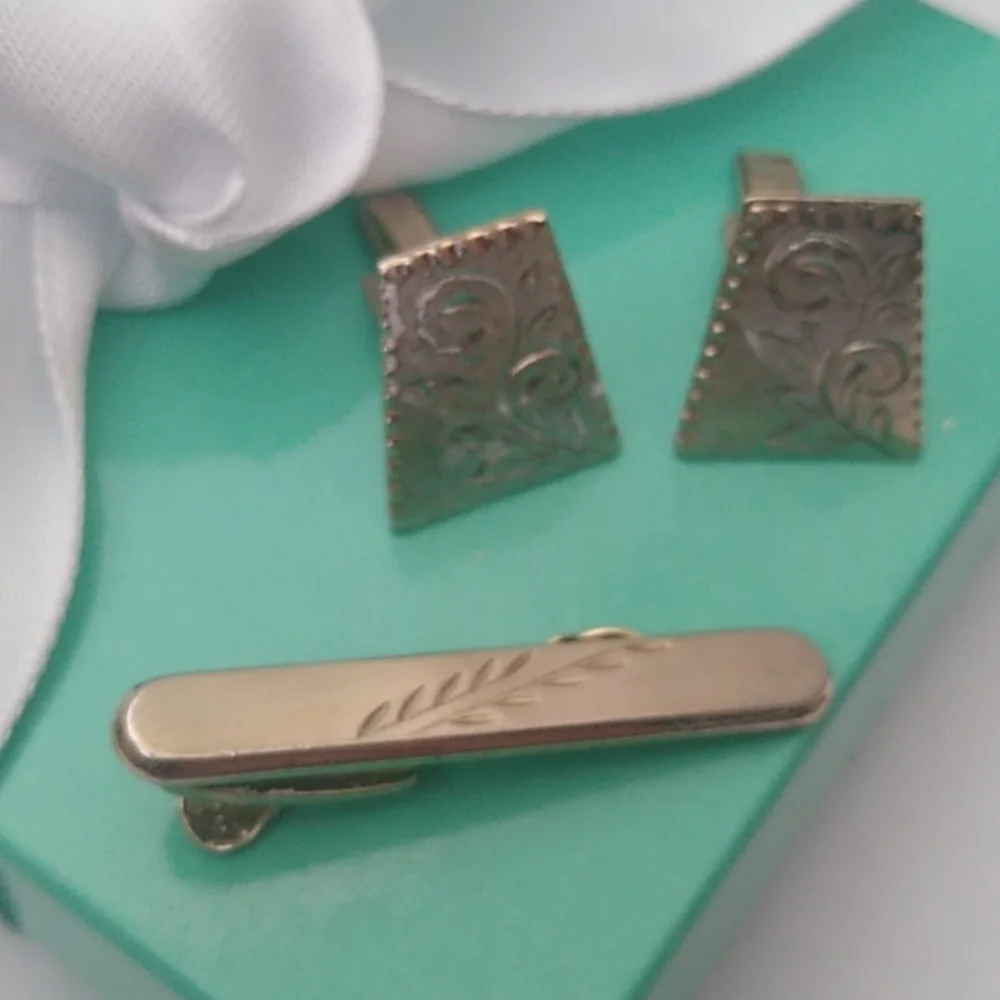 Vintage Goldtone Etched Hickok USA Tie Bar and Trapezoid Shaped Cufflink…